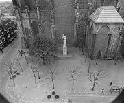 857566 Gezicht op het Domplein te Utrecht, vanaf de Domtoren, met in het midden het Verzetsmonument.